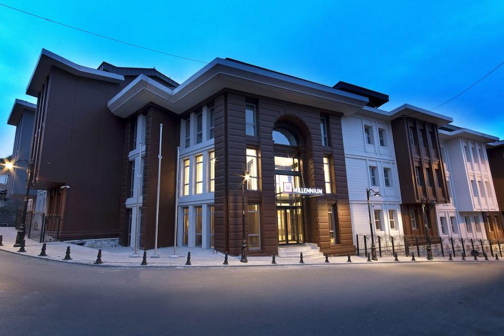 มิลเลนเนียม อิสตันบูล โกลเดน ฮอร์น Hotel ภายนอก รูปภาพ The headquarters of the university in the center of the city