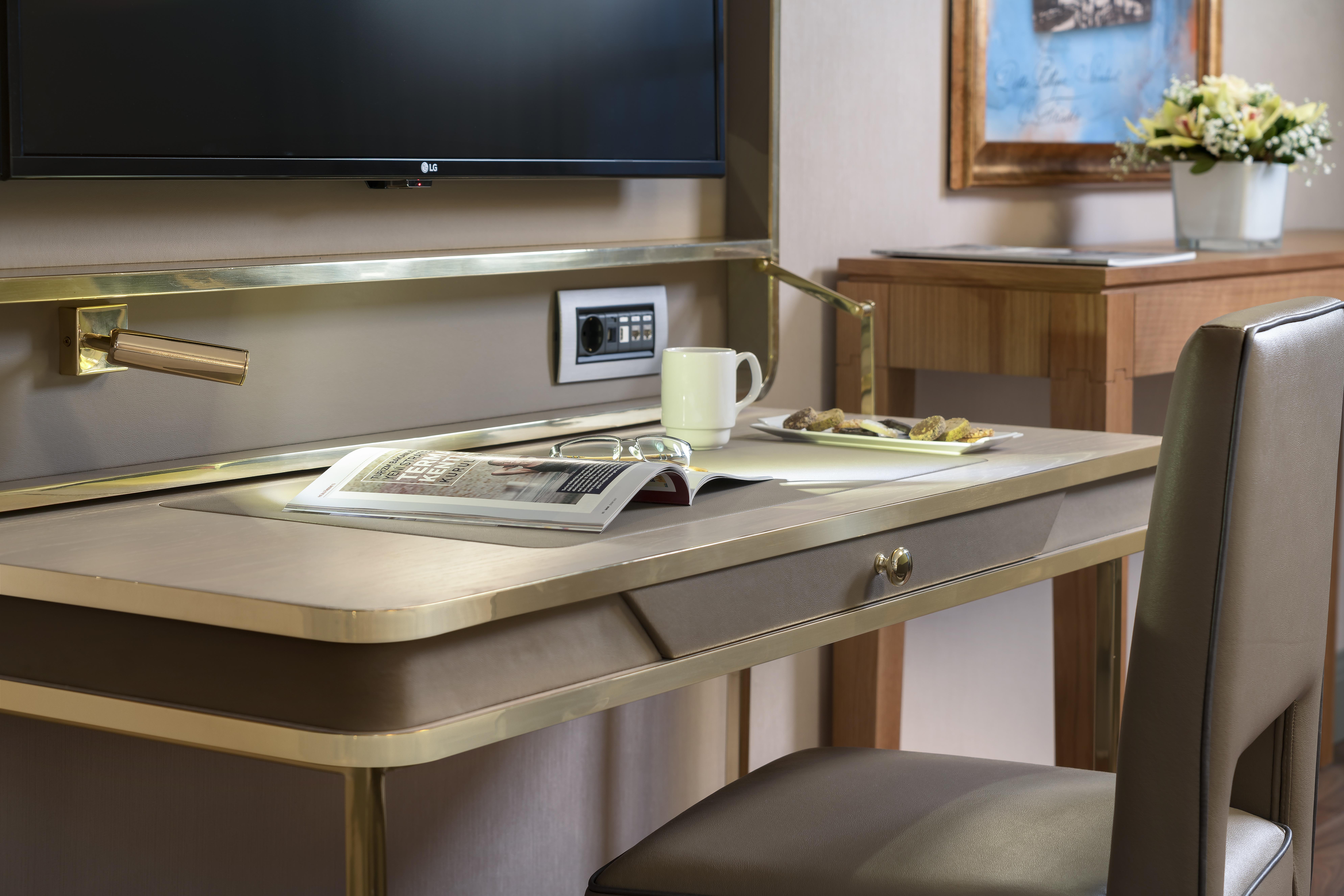 มิลเลนเนียม อิสตันบูล โกลเดน ฮอร์น Hotel ภายนอก รูปภาพ A desk in a hotel room