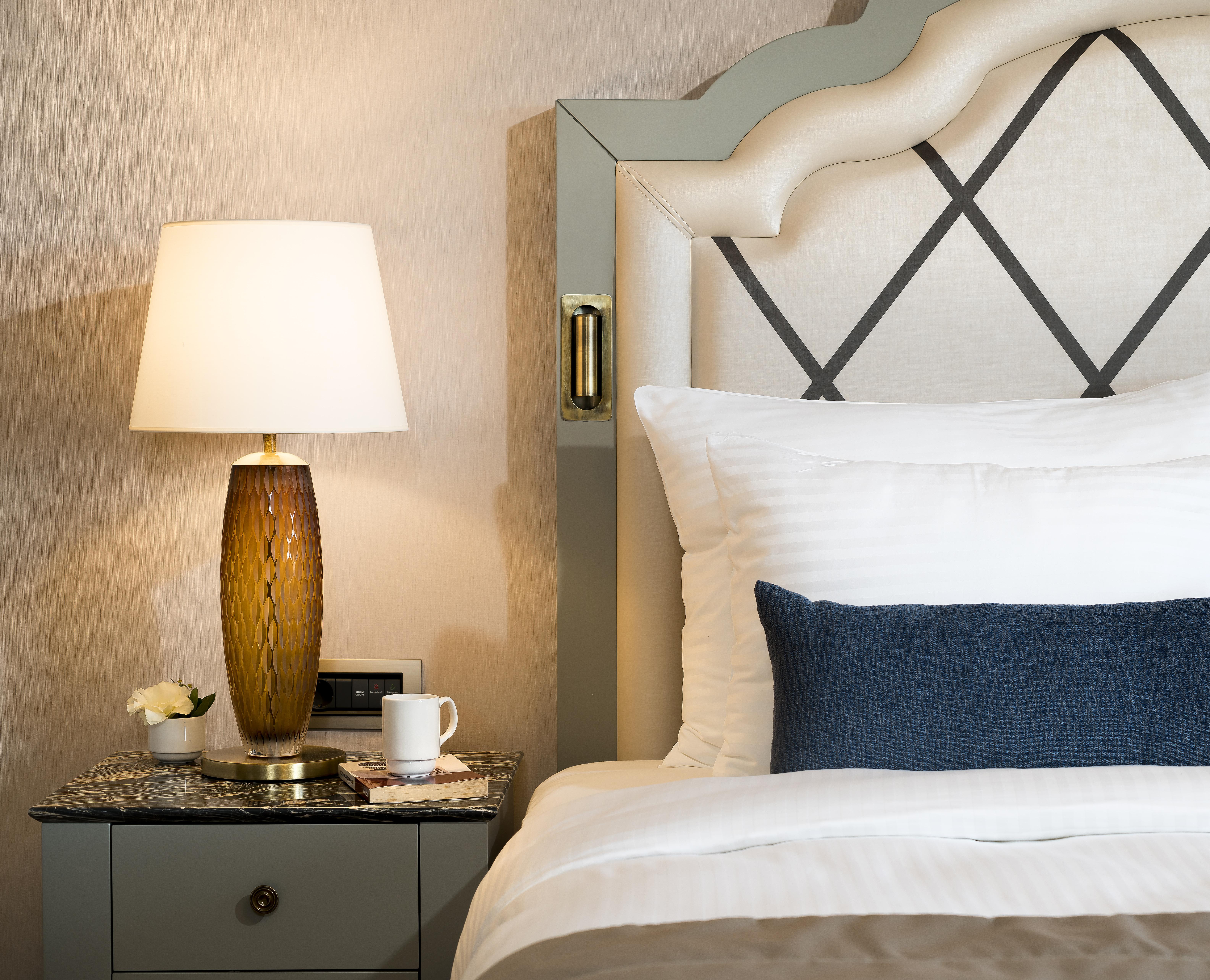 มิลเลนเนียม อิสตันบูล โกลเดน ฮอร์น Hotel ภายนอก รูปภาพ A lamp on a bedside table