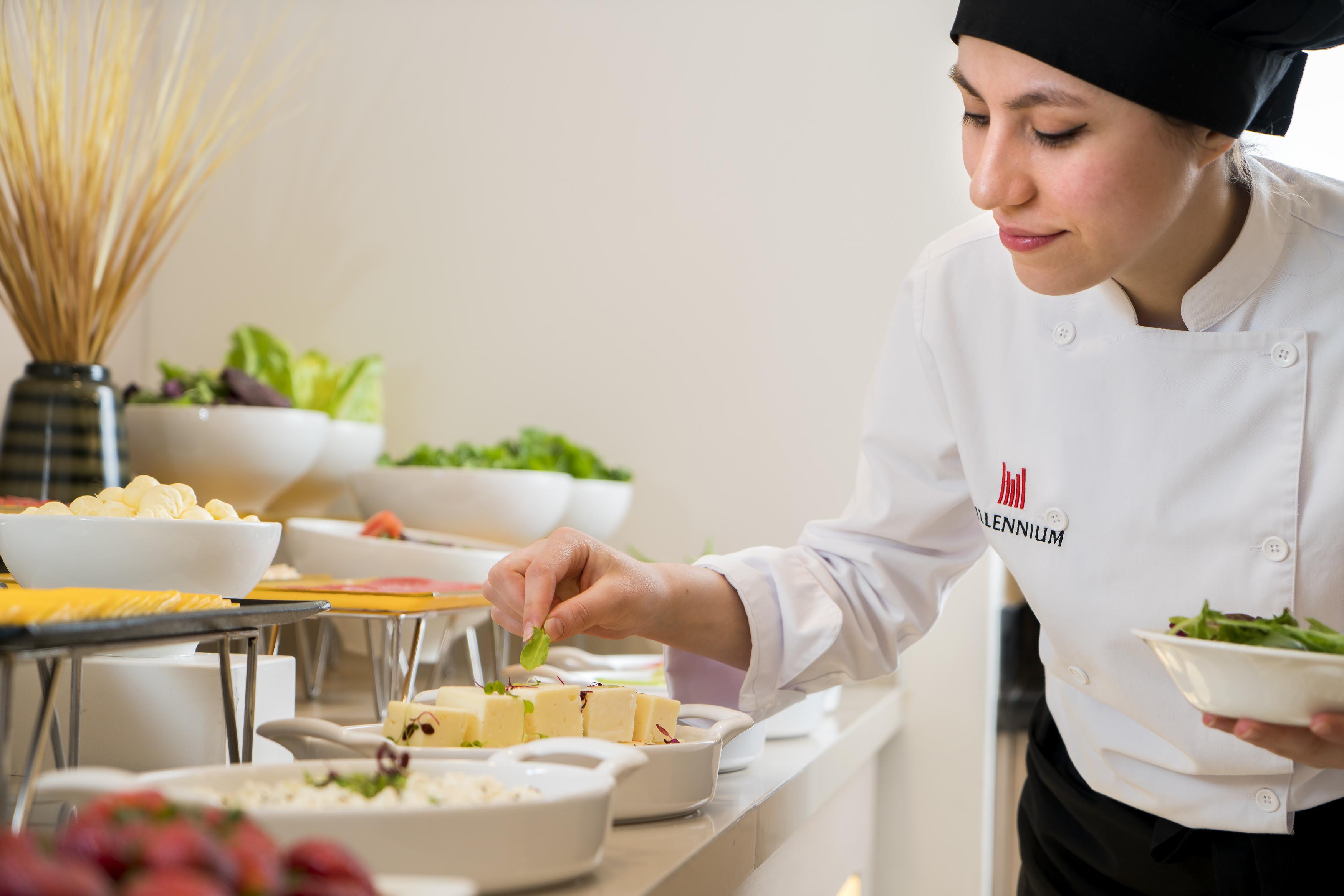 มิลเลนเนียม อิสตันบูล โกลเดน ฮอร์น Hotel ภายนอก รูปภาพ A catering assistant preparing a buffet