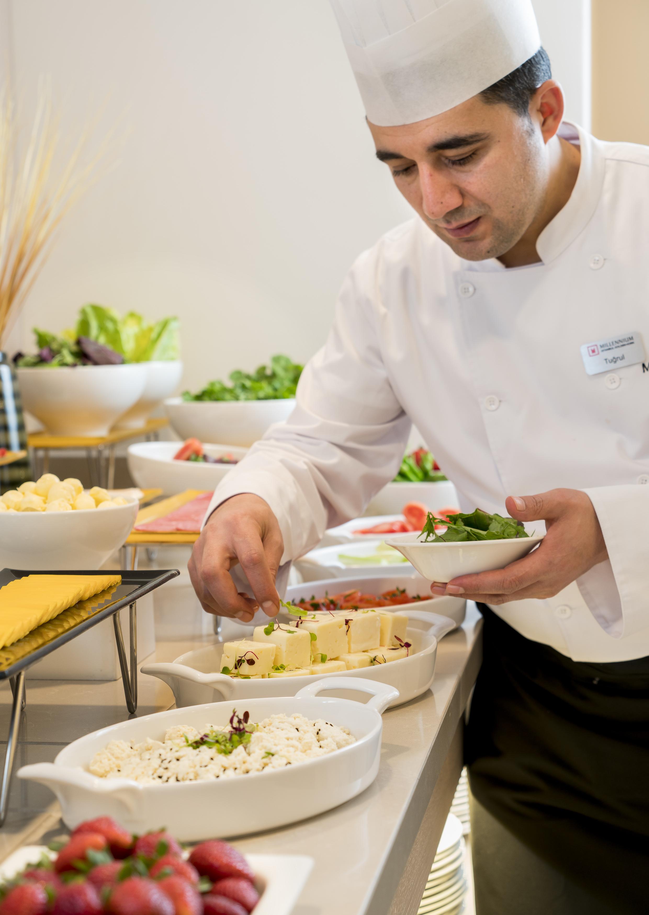 มิลเลนเนียม อิสตันบูล โกลเดน ฮอร์น Hotel ภายนอก รูปภาพ A chef preparing food