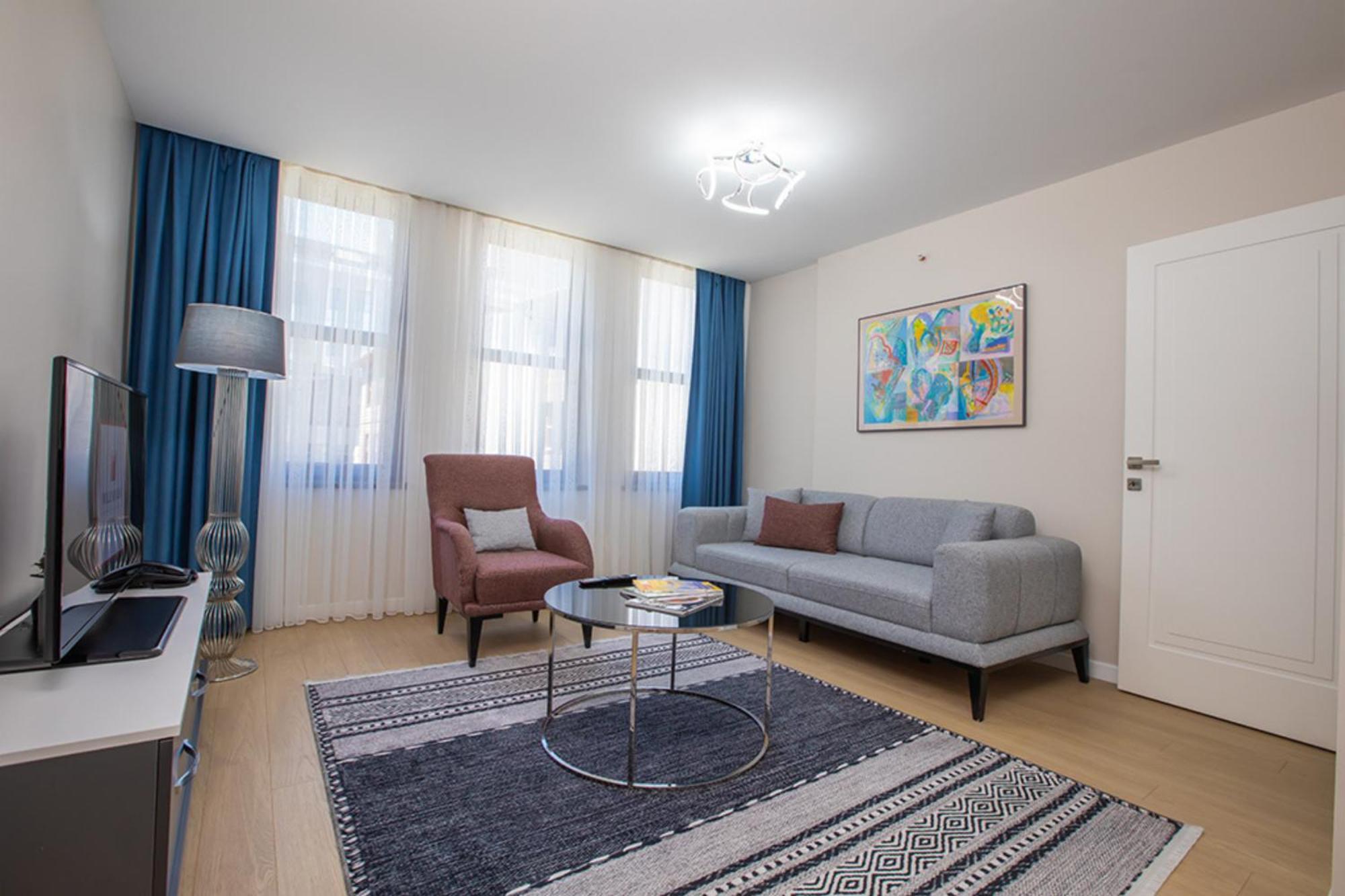 มิลเลนเนียม อิสตันบูล โกลเดน ฮอร์น Hotel ภายนอก รูปภาพ A living room in a serviced apartment in Dubai, United Arab Emirates
